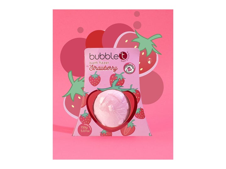 BubbleT Fruitea Bath Fizzer Strawberry 150 g i lyserød papemballage dekoreret med jordbærillustrationer
