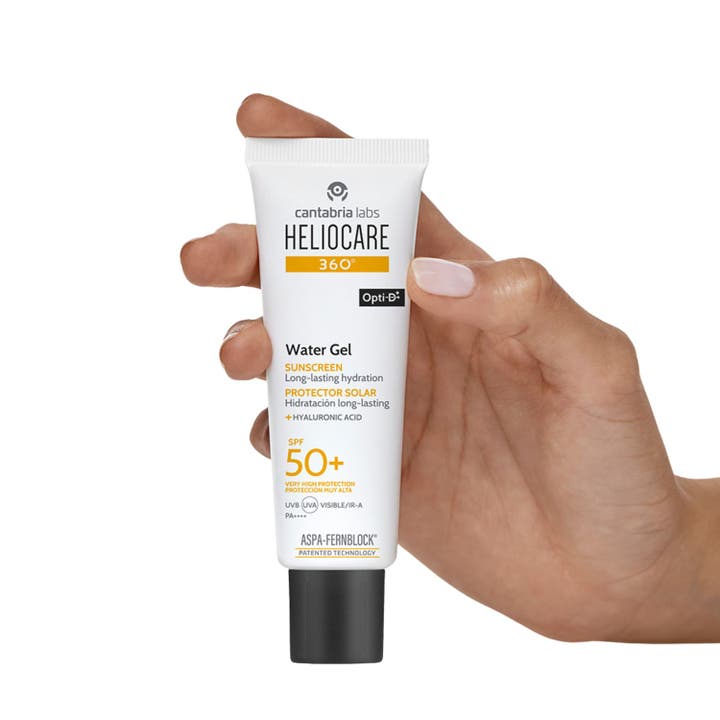 Heliocare Watergel SPF 50+ 50 ml fugtgivende solkräm til ansigtet i hvid tube holdt af en hånd