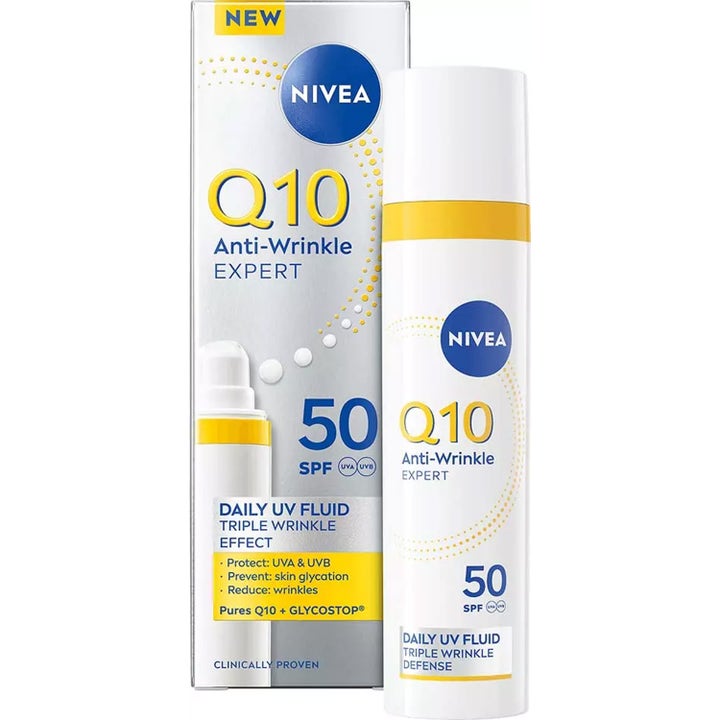 Nivea Q10 Anti-Wrinkle Expert Daily UV Fluid SPF 50 mod rynker i hvid flaske med gul stribe og æske