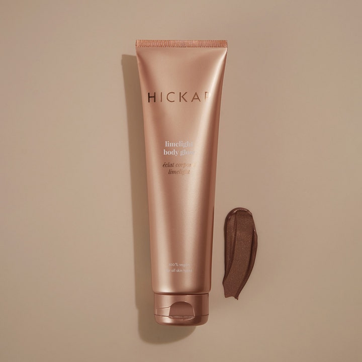Hickap Limelight Body Glow 150 ml glødgivende bodylotion i bronzefarvet tube med cremet teksturprøve