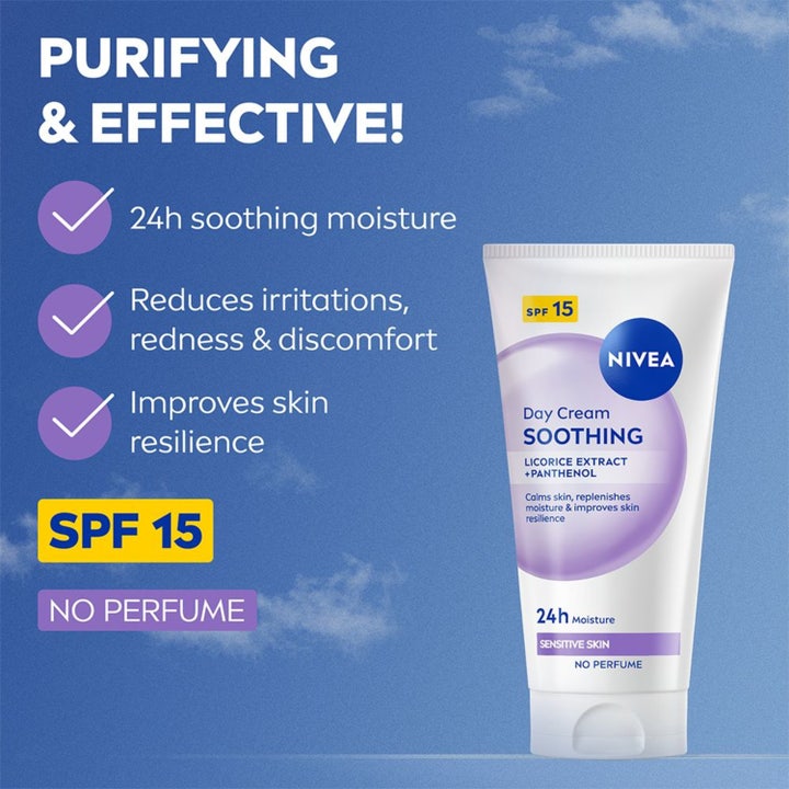 NIVEA Soothing Day Cream 50 ml beroligende dagcreme med SPF 15 og lakridsekstrakt i hvid tube mod blå himmel.