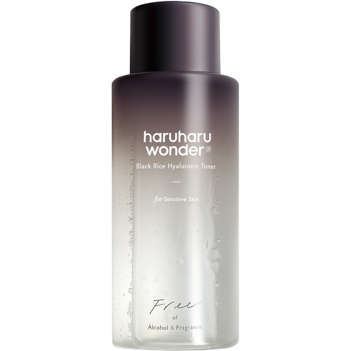 Haruharu Wonder Black Rice Hyaluronic Toner fugtgivende ansigtsvand i tonet lilla til klar flaske med mørkt låg