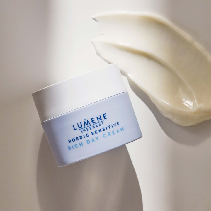 Lumene Nordic Sensitive Rich Day Cream 50 ml beroligende dagcreme i lyseblå krukke med fyldig creme-tekstur.