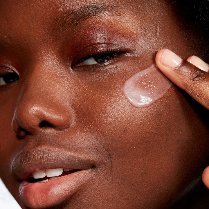 MAC Cosmetics Hyper Real Serumizer 30 ml hudpleje serum påføres kinden for fugtgivende effekt