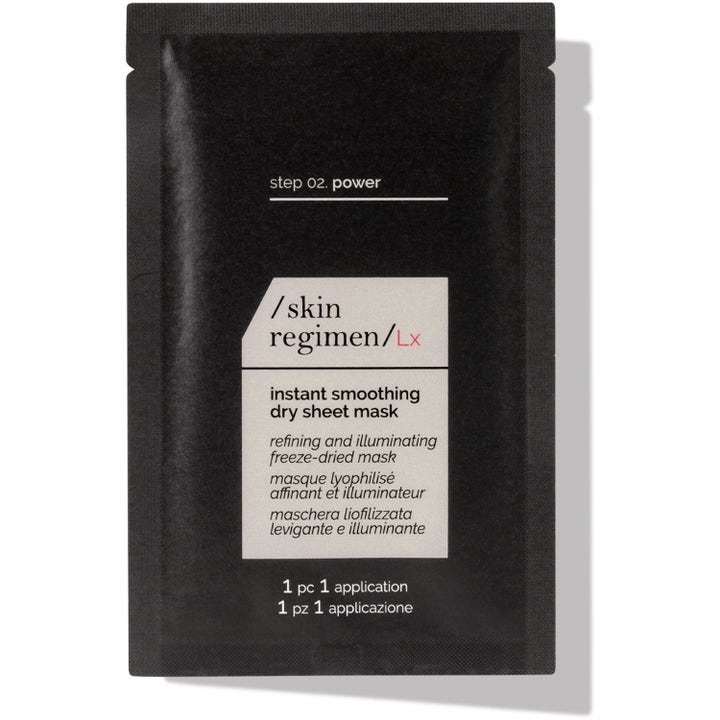 /skin regimen/Lx Instant Smoothing Dry Sheet Mask 1 stk udglattende ansigtsmaske i en sort sachet med hvid etiket