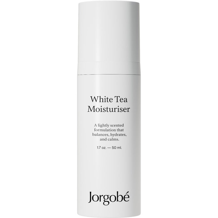Jorgobé White Tea Moisturiser 50 ml beroligende ansigtscreme der fugter huden i en hvid cylinderformet pumpeflaske