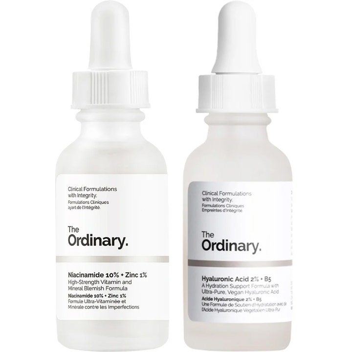 The Ordinary Niacinamide og Hyaluronic Acid serum mod urenheder i to frostede glasflasker med hvide pipetter