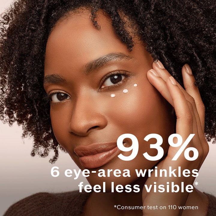 Shiseido Benefiance Wrinkle Smoothing Eye Cream 15 ml øjencreme påføres kvinde med tekst om 93% mindre rynker
