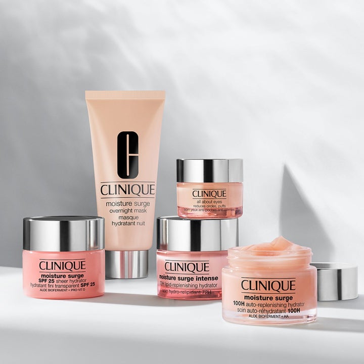 Clinique Moisture Surge Set fugtgivende ansigtspleje i pink krukker og tube med ferskenfarvet gelkonsistens.
