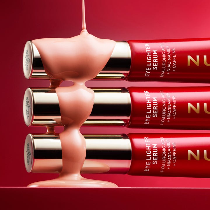 Nuxe Merveillance Lift Eye-Lighter Serum 12 ml øjenserum med koffein og dryppende ferskenfarvet creme på røde tuber