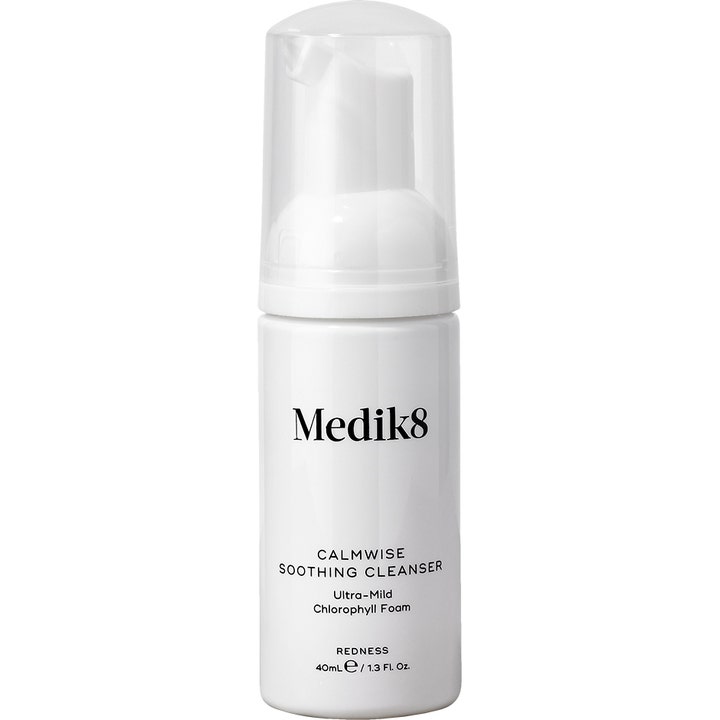 Medik8 Calmwise Soothing Cleanser 40 ml beroligende skumrens mod rødme i hvid pumpeflaske med gennemsigtigt låg