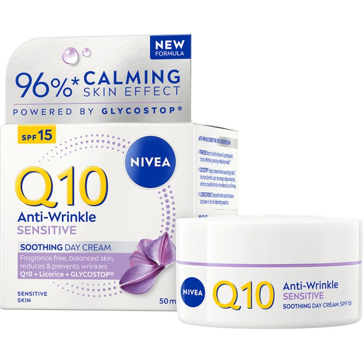 Nivea Q10 Anti-Wrinkle Sensitive Day Cream SPF 15 50 ml beroligende ansigtscreme i hvid krukke ved siden af æske.