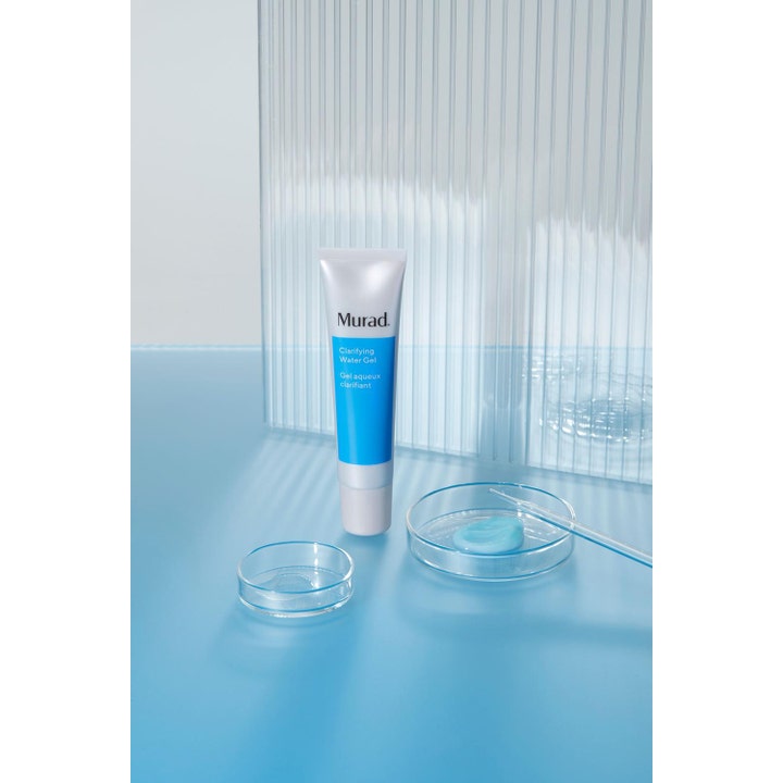 Murad Clarifying Water Gel 60 ml fugtgivende ansigtscreme vist som hvid tube med lyseblå gel i en petriskål.