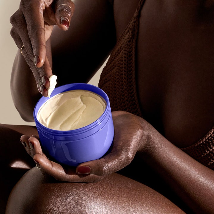 Sol de Janeiro Delicia Drench Body Butter 75 ml nærende kropscreme i lilla krukke anvendes på huden