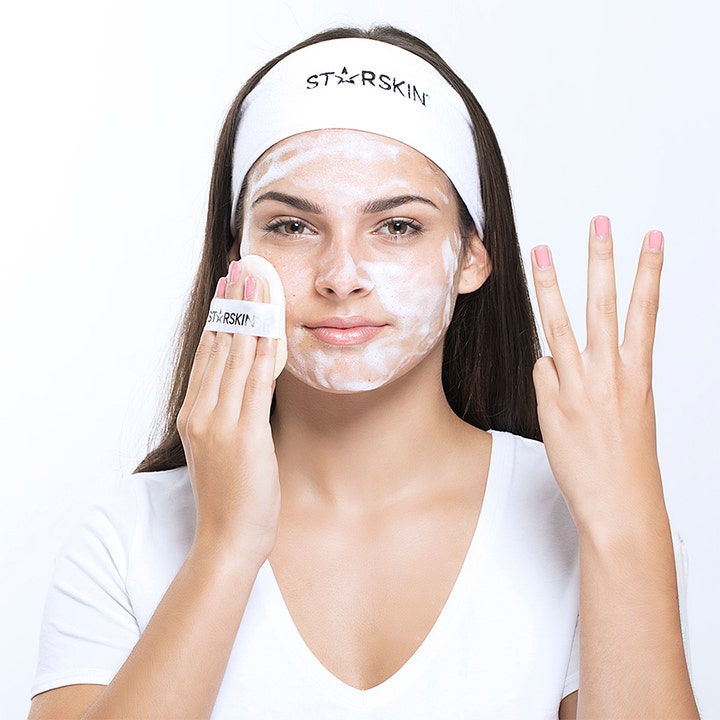 Starskin Glowstar Foaming Peeling Puff 16 g eksfolierende peeling brugt af kvinde med hvidt skum i ansigtet