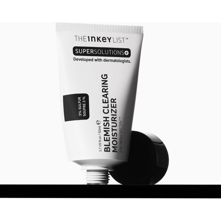 The INKEY List Blemish Clearing Moisturizer 50 ml mod urenheder i hvid tube med 3% svovl og 2% Novoretin