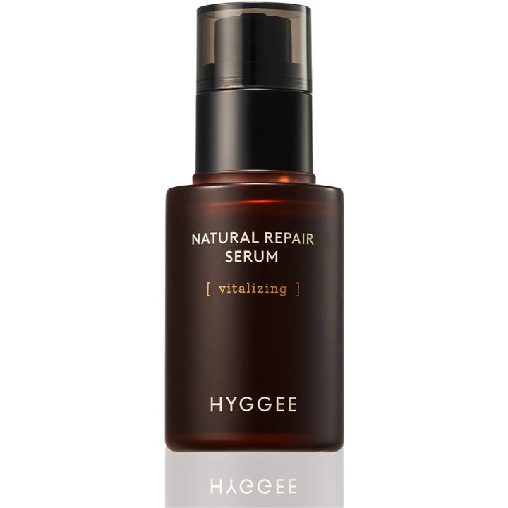Hyggee Natural Repair Serum 30 ml vitaliserende ansigtsserum i mørkebrun glasflaske med sort pumpe og låg
