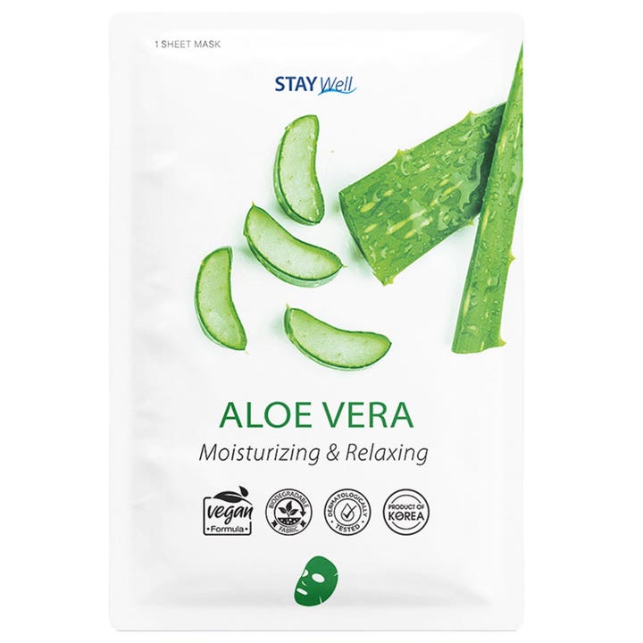 STAY Well Aloe Vera 1 stk fugtgivende sheet maske i hvid indpakning med friske grønne aloe vera skiver