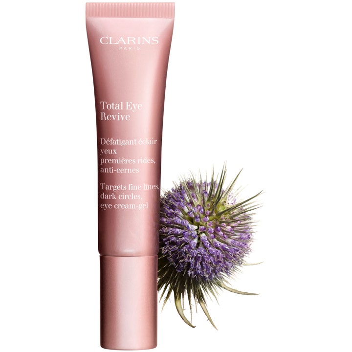 Clarins Total Eye Revive 15 ml øjencreme mod mørke rande i en metallic lyserød tube med en lilla tidsel