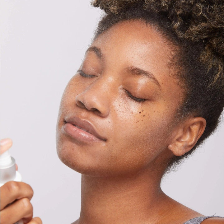 Dermalogica AGE smart Antioxidant Hydramist 30 ml opstrammende ansigtsmist der sprayes på ansigtet for frisk glød