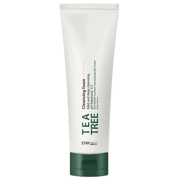 Stay Well Tea Tree Cleansing Foam dybderensende ansigtsrens i hvid tube med mørkegrønt låg og grøn tekst