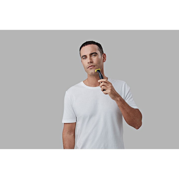 Remington Advanced Shave & Recovery Set hudpleje til mænd med en mand der anvender sort Omniblade trimmer på hagen