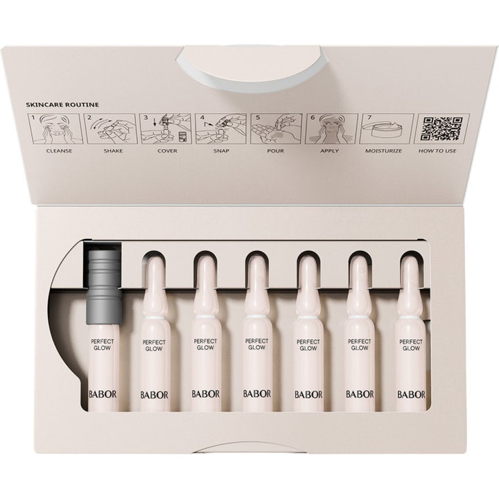 Babor Ampoule Concentrates Perfect Glow 14 ml serum i åben æske med syv lyserøde ampuller og brugsanvisning i låget.