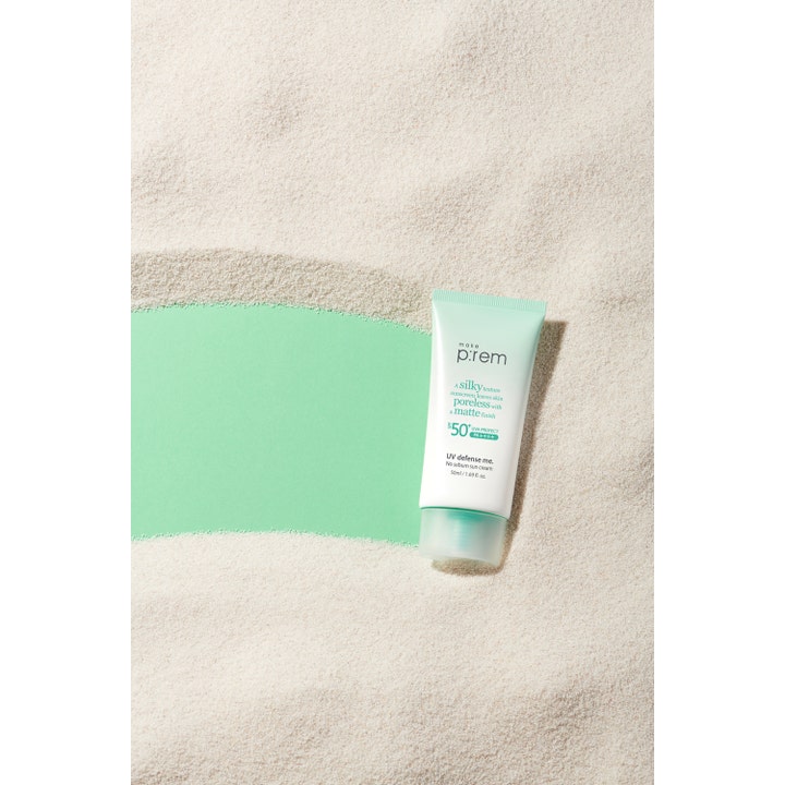 Make Prem No Sebum Sun Cream 50 ml mat solcreme til ansigtet i hvid og mintgrøn tube placeret på lyst sand.