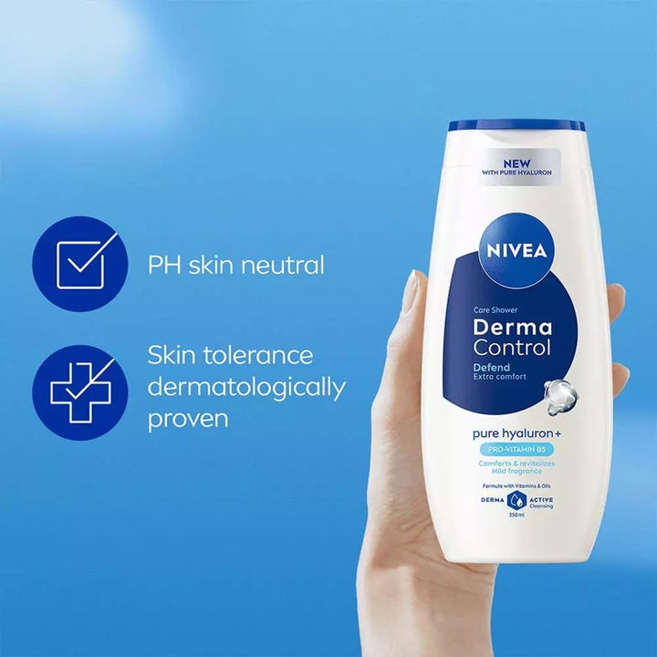 NIVEA Derma Control Defend Shower 250 ml plejende showergel med hyaluron holdt i en hånd mod blå baggrund