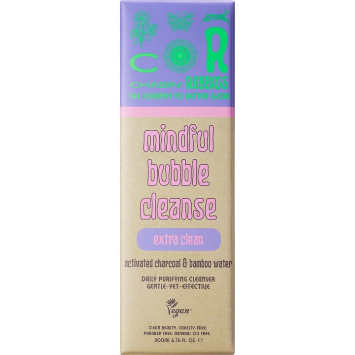 Chasin' Rabbits Mindful Bubble Cleanse 200 ml vegansk ansigtsrens i lilla og beige æske med aktivt kul og bambusvand.