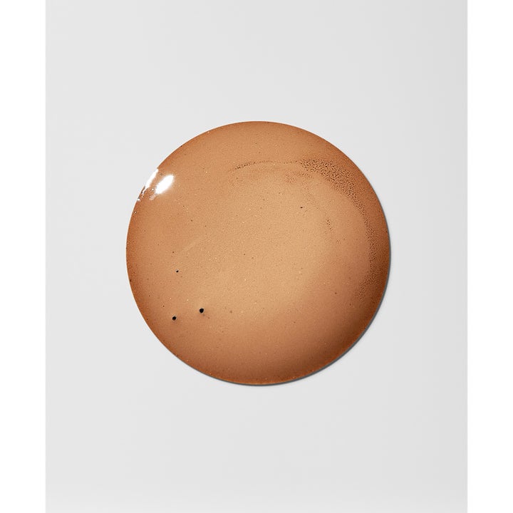 Heliocare Gel Oil-Free SPF 50+ Pearl 50 ml solcreme giver glød med en perlemorsskinnende, tonet gel-tekstur i en cirkel.