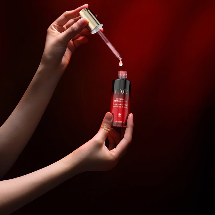 FAQ Swiss FAQ™ Red Light Peptide Serum 30 ml anti-age serum i rød og sort glasflaske med guldpipette og en dråbe