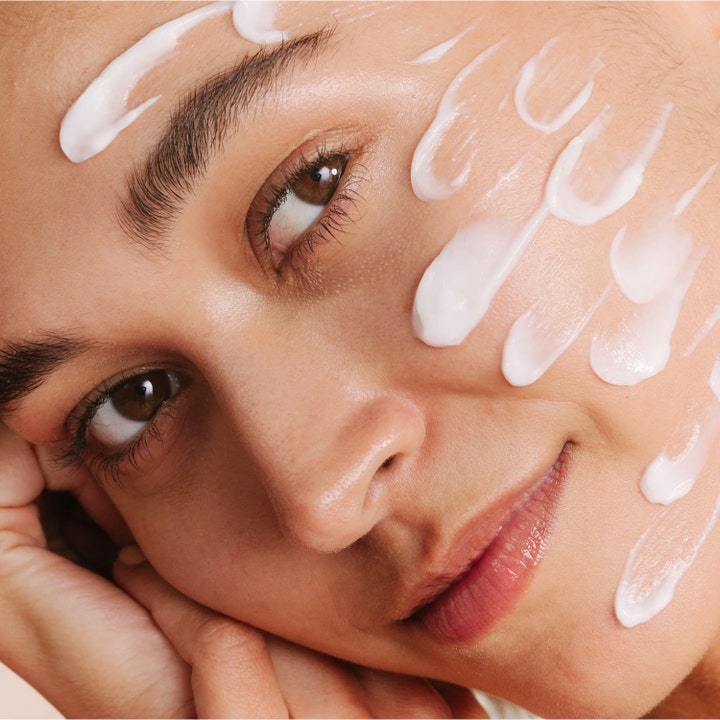 Dermalogica Skin Soothing Hydrating Lotion 59 ml beroligende ansigtscreme vist som hvide strøg på en persons hud