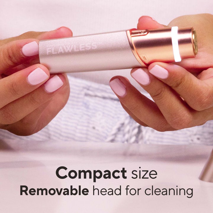Flawless Face Blush 4.0 Battery 1 stk ansigtstrimmer til hårfjerning i kompakt rosaguld design med teksten Compact size.