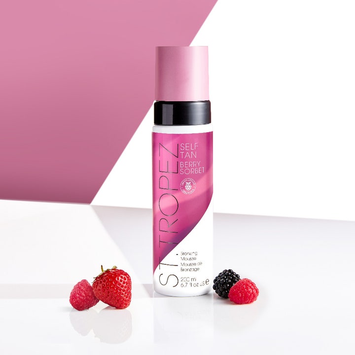 St.Tropez Self Tan Berry Sorbet Bronzing Mousse 200 ml selvbruner i hvid flaske med lyserød hætte og bær