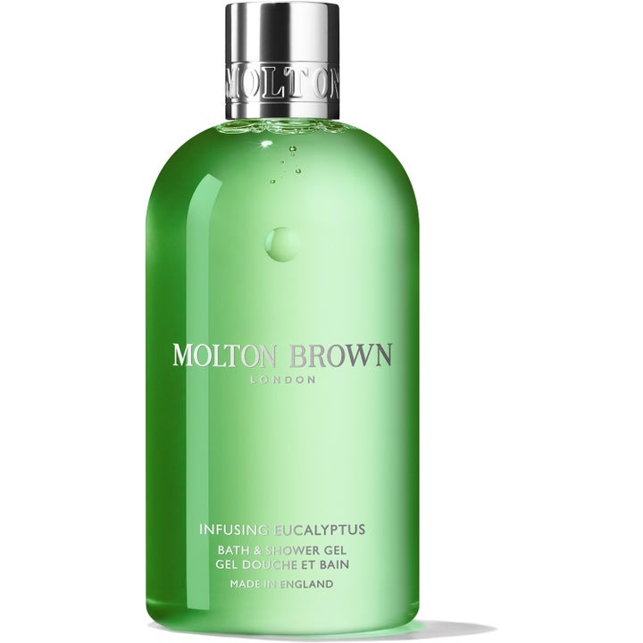 Molton Brown Infusing Eucalyptus Bath & Shower Gel opkvikkende kropsvask med klar grøn gelé i gennemsigtig flaske og sølvlåg