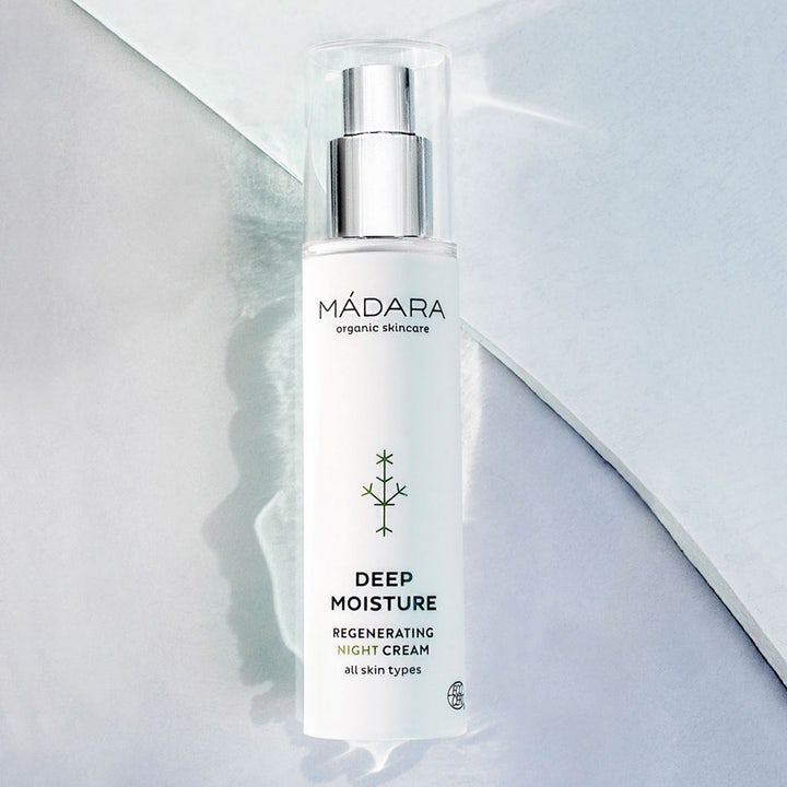 MÁDARA Deep Moisture Night Cream 50 ml regenererende natcreme i hvid flaske med sølvpumpe på blålig baggrund