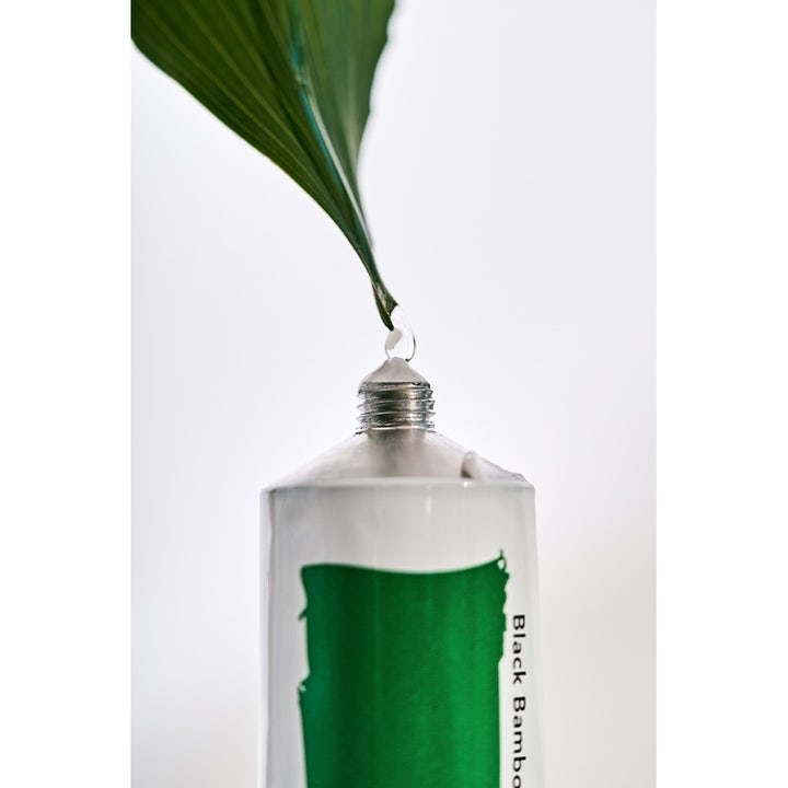 haruharu wonder Black Bamboo Hand & Nail Cream 50 ml nærende håndcreme med en dråbe og et grønt bambusblad