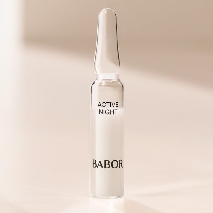Babor Active Night Ampoule Serum 14 ml giver fornyet glød i en lille gennemsigtig glasampul med hvid væske