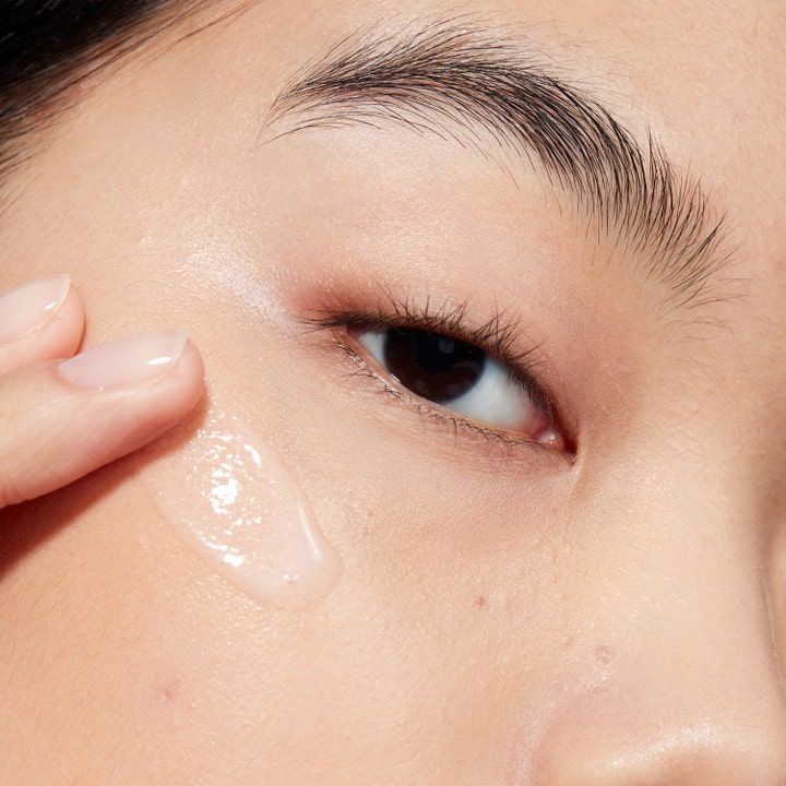 MAC Cosmetics Hyper Real Serumizer 50 ml fugtgivende serum til ansigtet påføres huden med en let og klar tekstur.