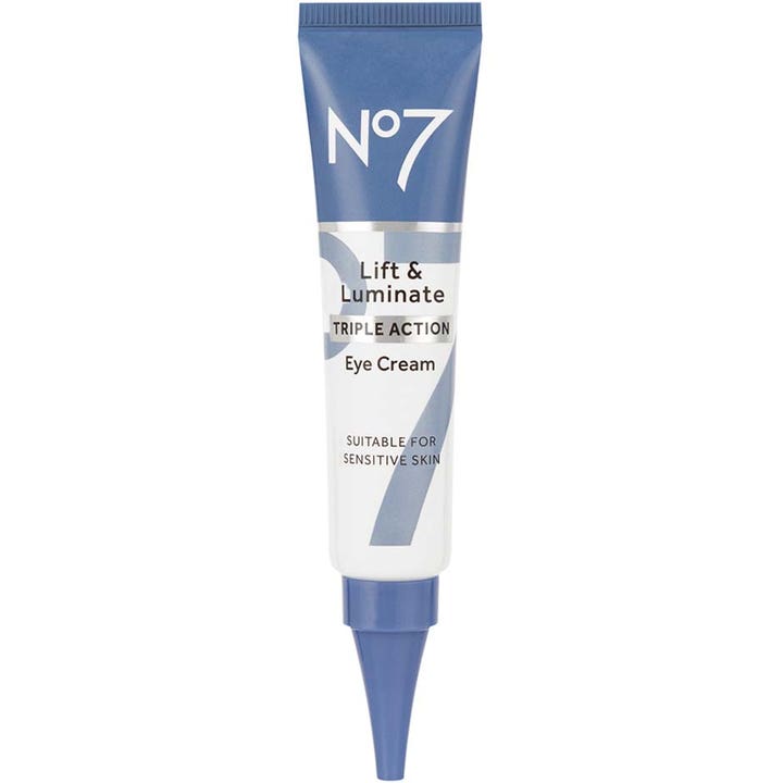 No7 Lift & Luminate Triple Action Eye Cream opstrammende øjencreme i hvid tube med blå detaljer og præcisionsspids