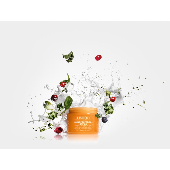 Clinique Superdefense SPF25 50 ml dagcreme i orange krukke der bekæmper træthed med et sprøjt af bær og grønt.