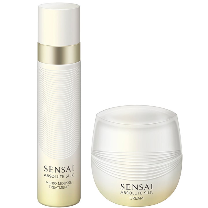 Sensai Absolute Silk Micro Mousse Treatment og Cream giver silkeblød hud i hvide beholdere med riller og gulddetaljer