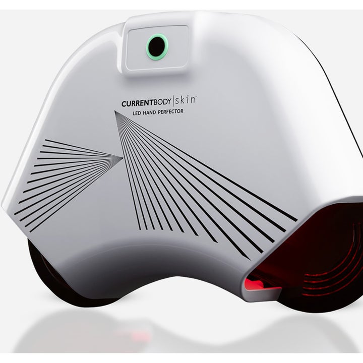 Currentbody Skin LED Hand Perfector anti-aging hudpleje hvid enhed med sorte linjer og rødt lys indeni