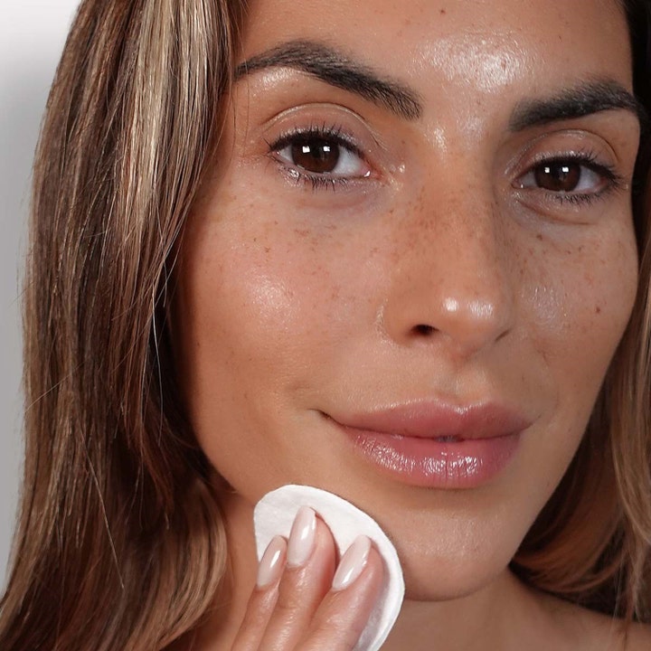Lavinde Copenhagen Refreshing Micellar Water 250 ml ansigtsrens giver ren hud vist med vatrondel på ansigt