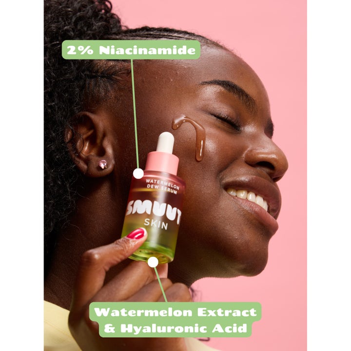 Smuuti Skin Watermelon Dew Serum 30 ml med 2% niacinamide påføres huden for en fugtgivende glød.