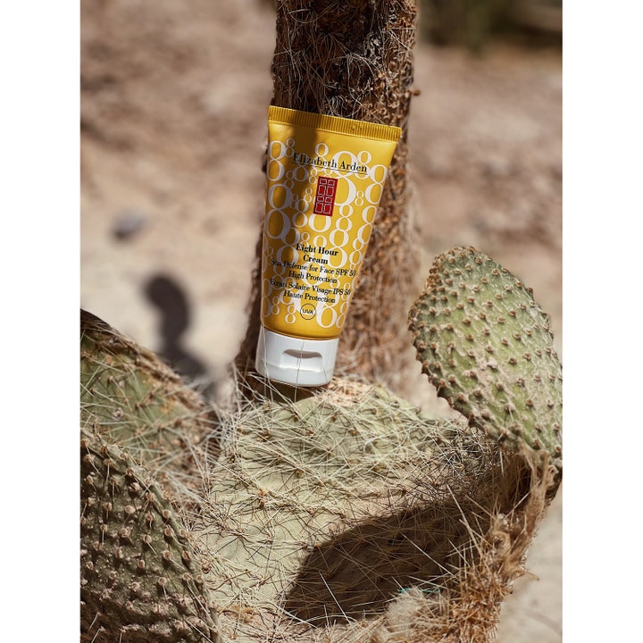 Elizabeth Arden Eight Hour Cream Sun Defense for Face 50 ml solcreme SPF 50 i gul tube placeret på en kaktus