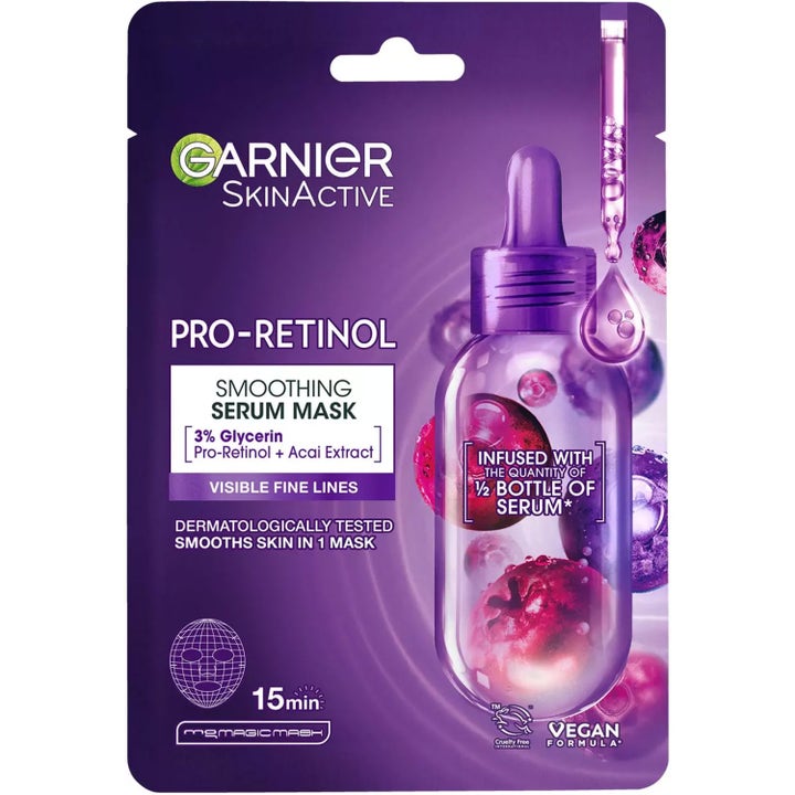 Garnier SkinActive Pro-Retinol Smoothing Serum Mask 1 stk udglattende ansigtsmaske mod fine linjer i lilla pose med bær.