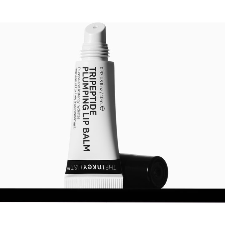 The INKEY List Tripeptide Plumping Lip Balm 10 ml giver fylde i hvid tube ved siden af æske med før-efter resultater