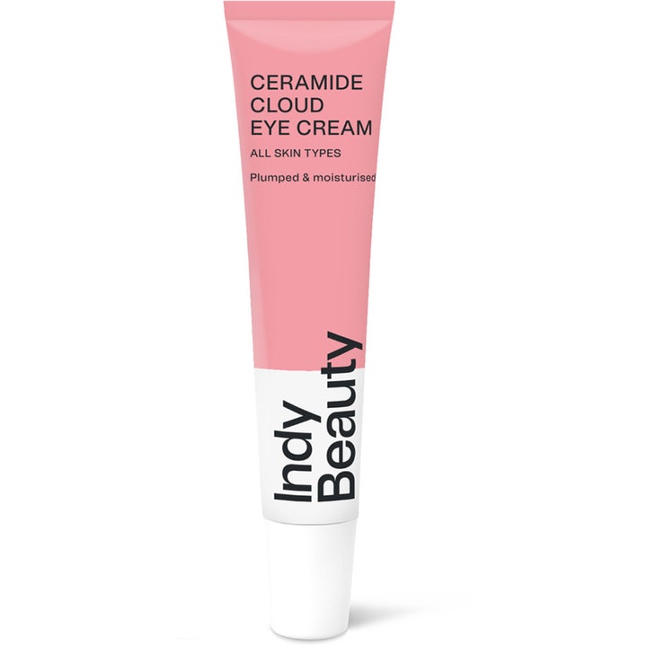 Indy Beauty Ceramide Cloud Eye Cream fugtgivende øjencreme i lyserød og hvid tube der giver huden fugt og fylde.